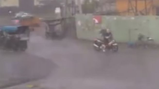 go to Todesmutig: Diese Moped-Fahrerin trotzt dem Sturm